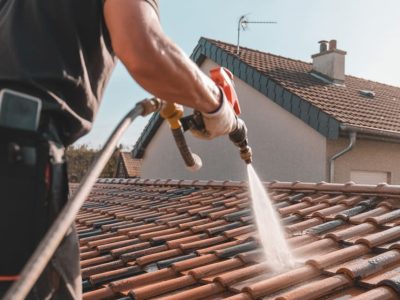 Nettoyage-toiture-professionnel-a-marnande-avec-tony-total-Renov